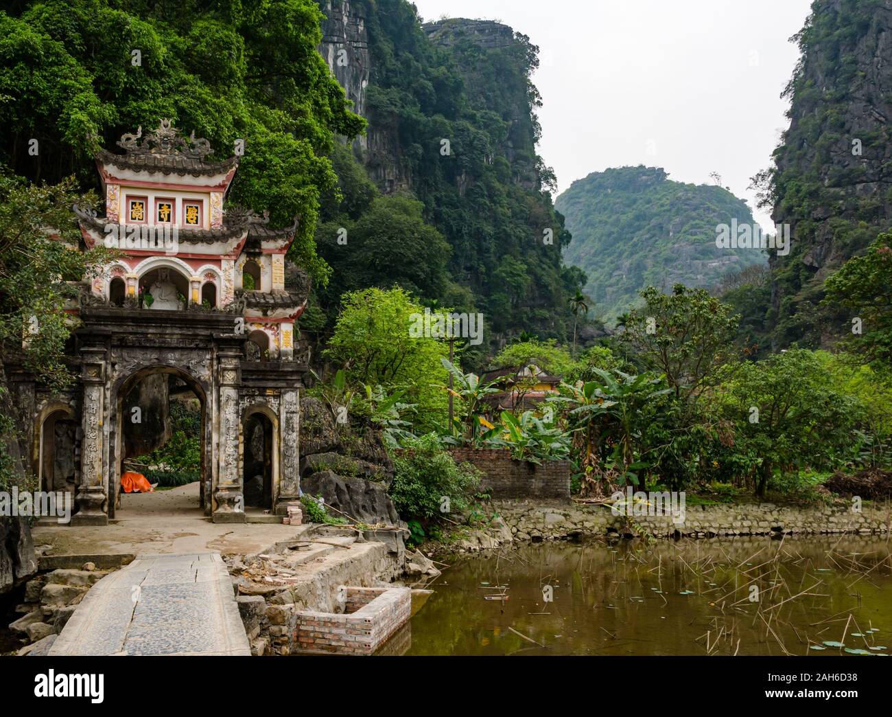 Eingang zum vietnamesischen buddhistischen Tempel über bogenförmige Brücke, Bich Dong Pagode, Tam Coc, Ninh Binh, Vietnam, Asien Stockfoto