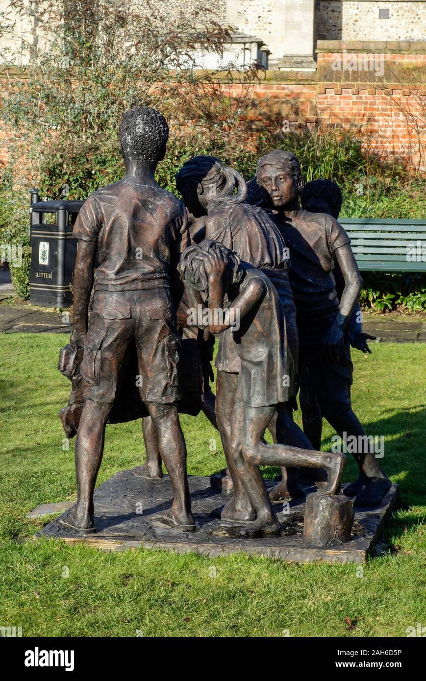 Eine lebensgroße Skulptur von sechs Kindern in Posen in Anlehnung an die Bürger von Calais von Auguste Rodin hat in Saffron Walden, Essex, England vorgestellt worden Stockfoto
