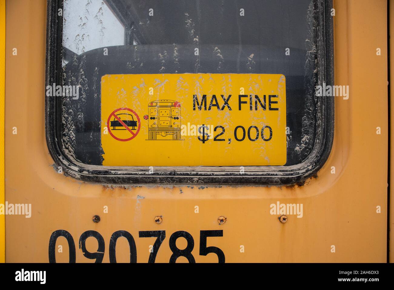 Ein Aufkleber auf der Rückseite Fenster der Schule Bus erinnert Autofahrer der 2.000 $ fein, wenn Sie es versuchen. Stockfoto