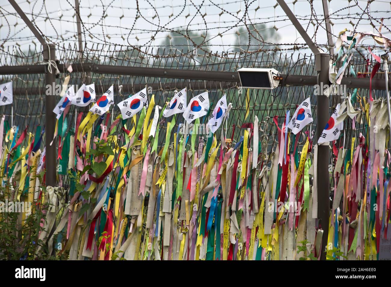 Buddhistisches Gebet Bänder auf der DMV fenceline, Koreanisch Stockfoto