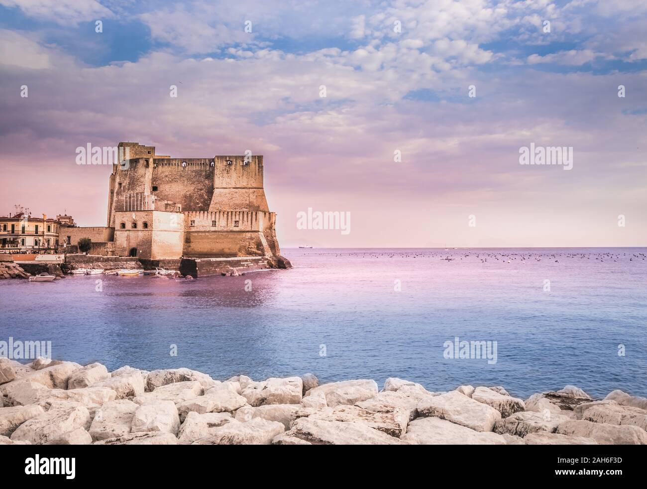 Das Castel dell'Ovo in Neapel Italien malerische Ansicht mit Marine auf Sommertag. Stockfoto