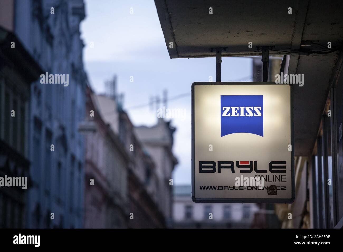 Prag, Tschechien - NOVEMBER 2, 2019: logo Zeiss vor Ihren Einzelhändler vor Ort in Prag. Carl Zeiss ist eine deutsche Firma, spezialisiert auf optische instrume Stockfoto