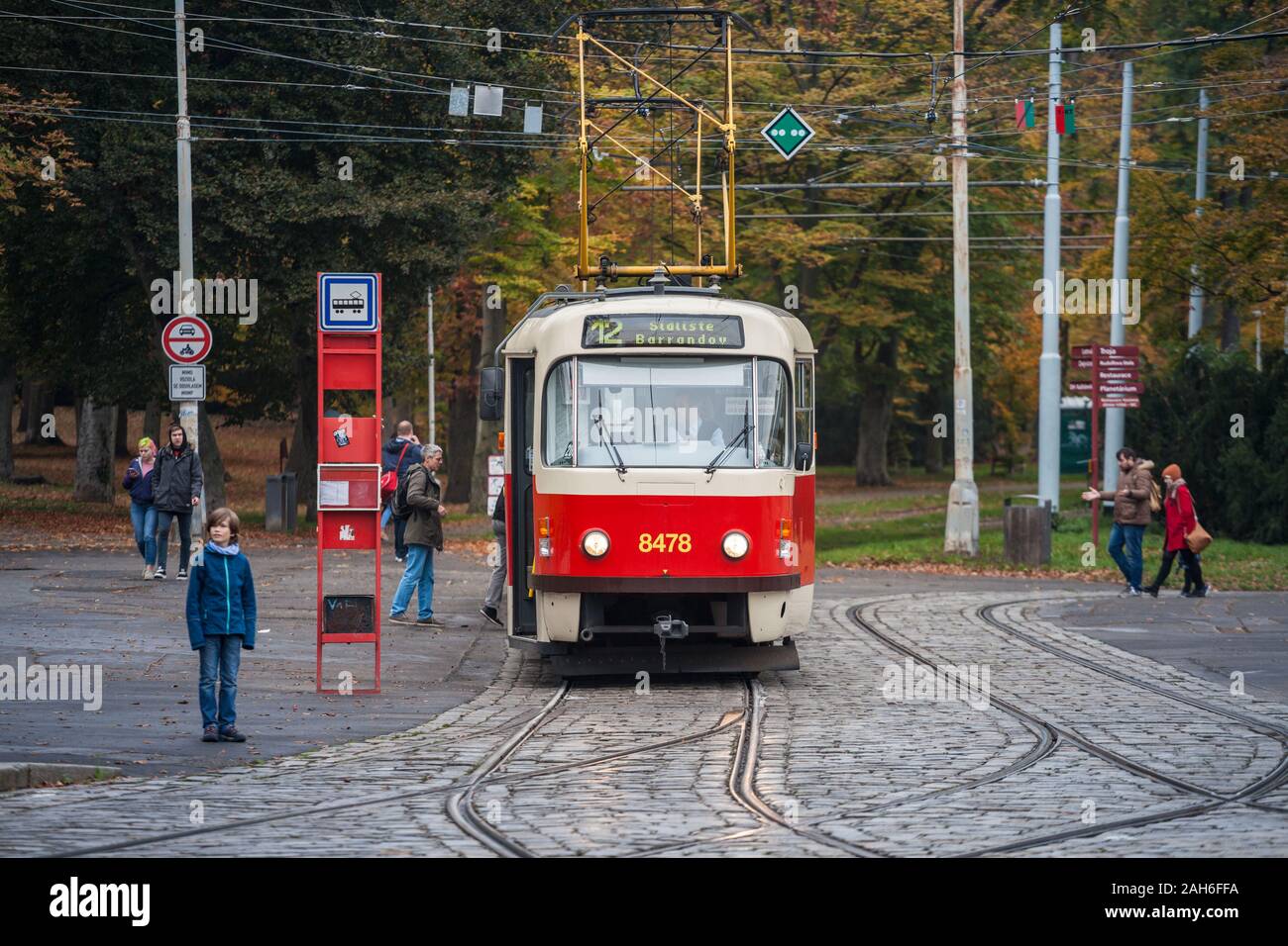 Prag, Tschechien - NOVEMBER 3, 2019: Prager Straßenbahn, oder namens Prazske tramvaje, Tatra T3 Modell, auf der Haltestelle Vystaviste. Durch DPP verwaltet, es ist das Wichtigste Stockfoto