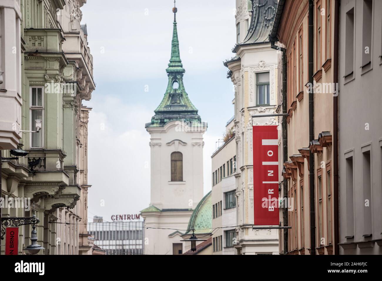 Brünn, Tschechien - NOVEMBER 5, 2019: Melden Sie sich mit dem offiziellen Logo der Stadt Brünn auf Anzeige auf ein Gebäude im Zentrum der Stadt. Brünn ist das zentrale Verwaltung Stockfoto