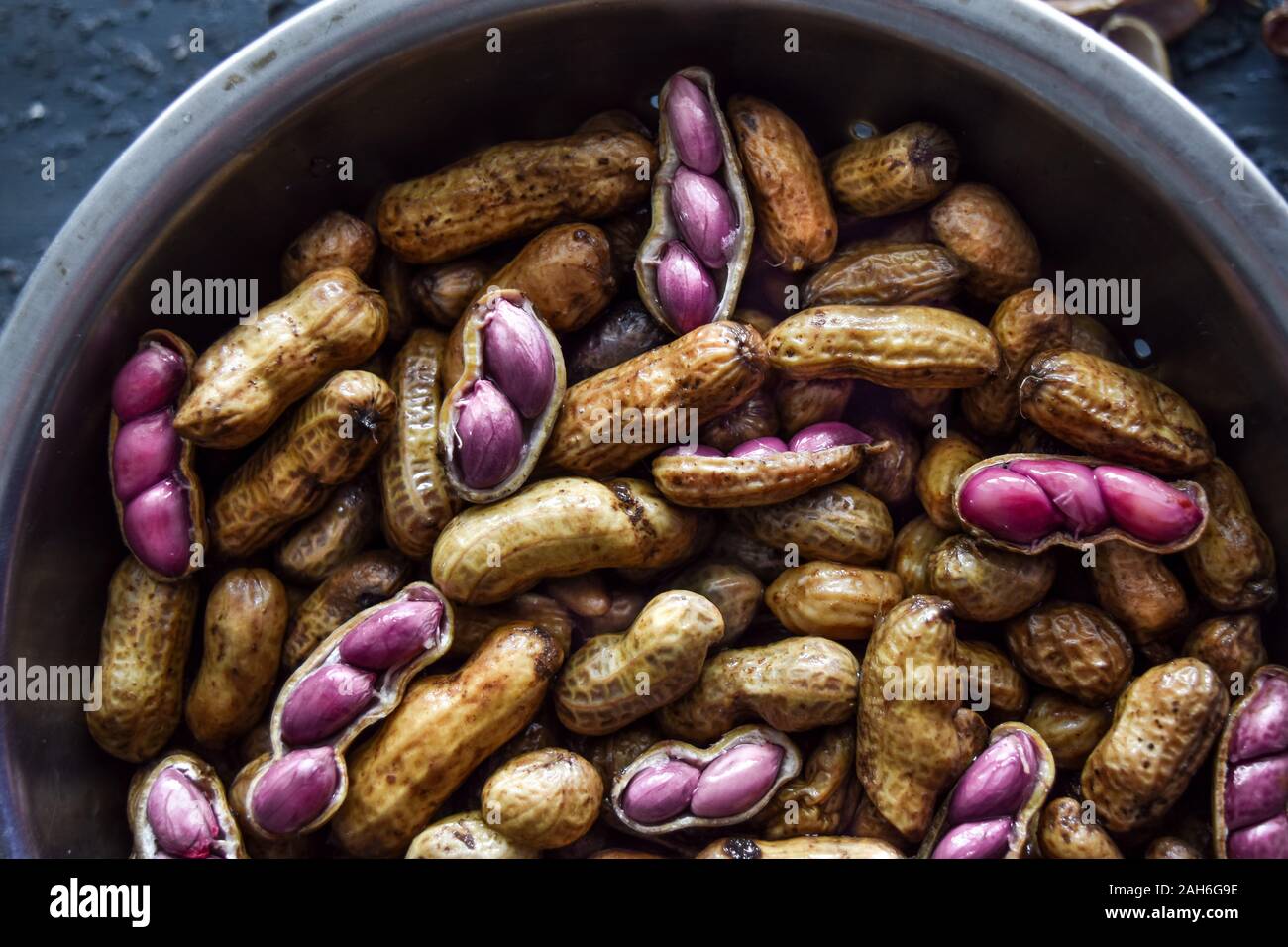 Top Shot gekochte Erdnüsse oder Erdnüsse, makroaufnahme der Erdnüsse, einige mit rosa Erdnüsse ohne Schale sichtbar Stockfoto