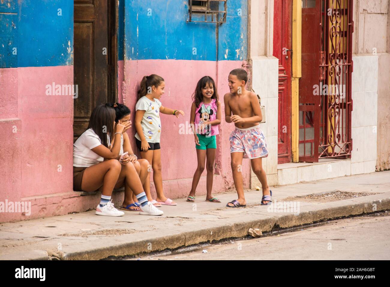 Bürger von Havanna Serie - eine Gruppe von Kindern beim Spielen vor Ihrem Apartment Complex, Havanna, Kuba. Stockfoto