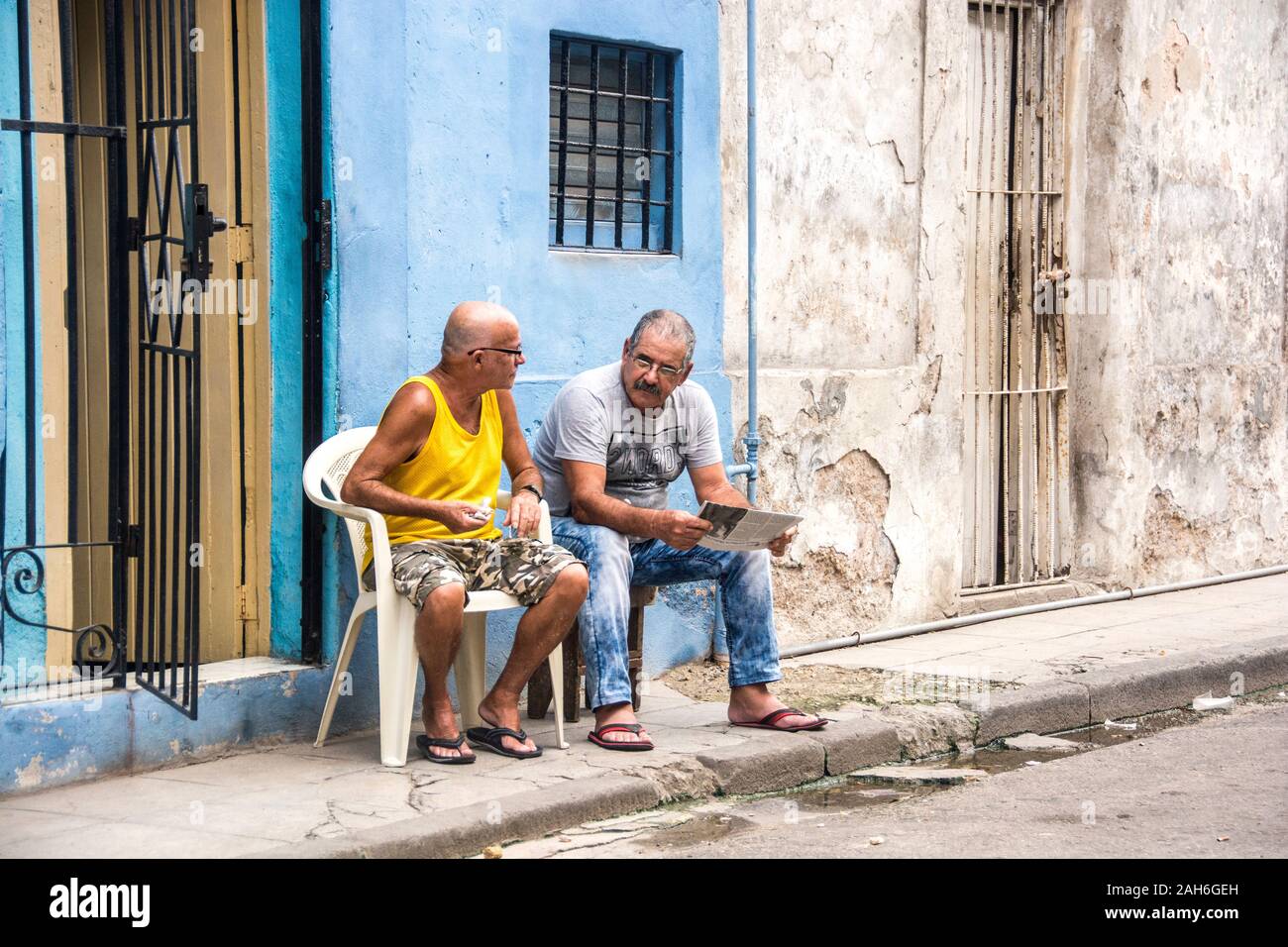 Bürger von Havanna Serie - Zwei Nachbarn reden außerhalb ihrer Häuser. Stockfoto