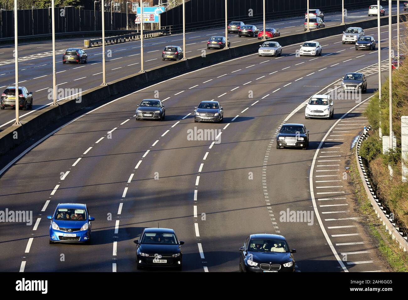 M1 der Verkehr am Weihnachtstag zwischen Ausfahrt 11 und 12. Eine Frau starb in einer schweren Kollision mit Anzahl der Fahrzeuge am Heiligabend auf das Nordgehende Strecke von der Autobahn bei Ausfahrt 12. Die Autobahn zwischen der Anschlussstelle 11A und 12 wurde für neun Stunden geschlossen. Stockfoto