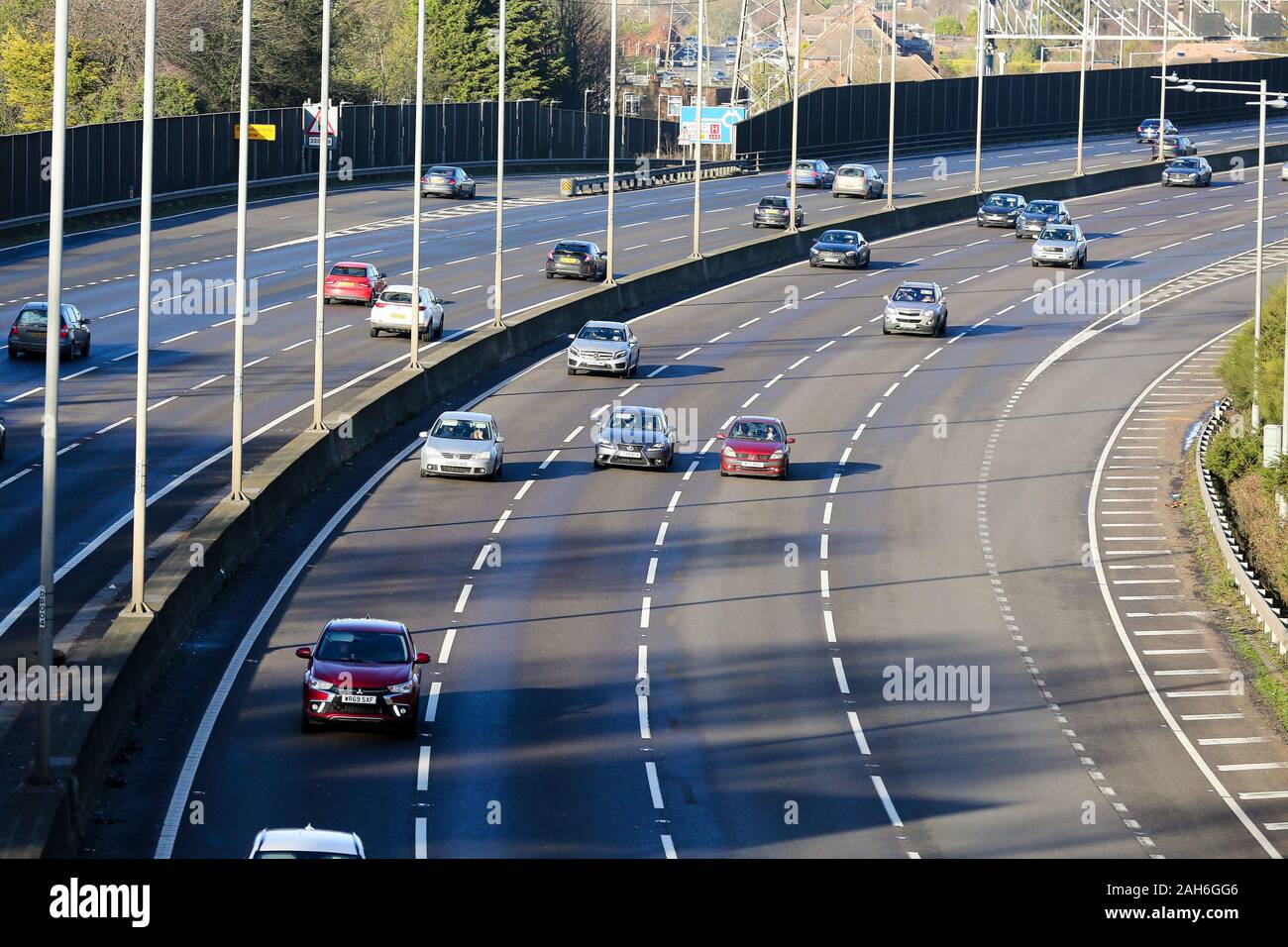 M1 der Verkehr am Weihnachtstag zwischen Ausfahrt 11 und 12. Eine Frau starb in einer schweren Kollision mit Anzahl der Fahrzeuge am Heiligabend auf das Nordgehende Strecke von der Autobahn bei Ausfahrt 12. Die Autobahn zwischen der Anschlussstelle 11A und 12 wurde für neun Stunden geschlossen. Stockfoto