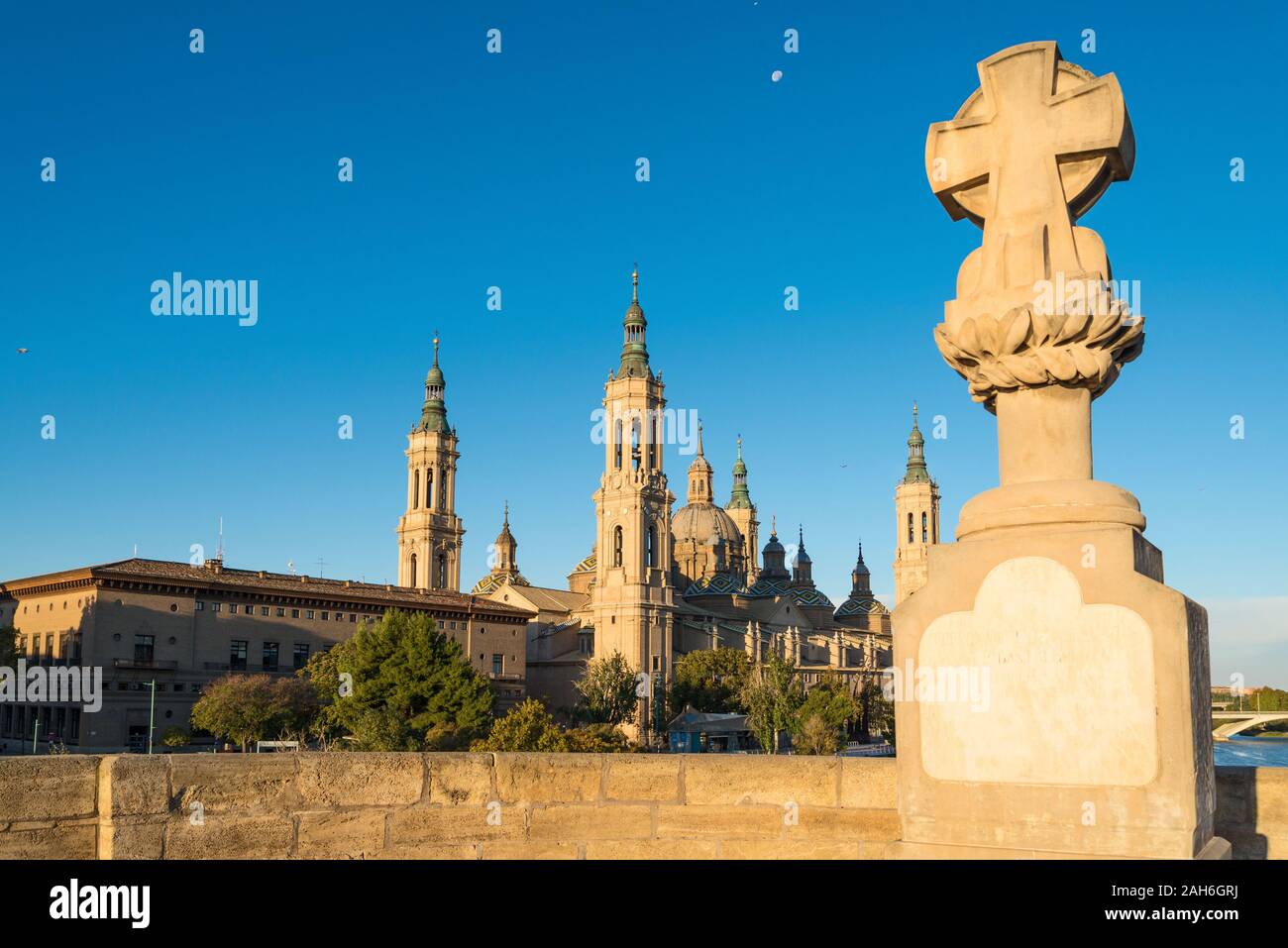 Die Kirche Basilika del Säule und ein Stein Crest in der spanischen Stadt Zaragoza Stockfoto
