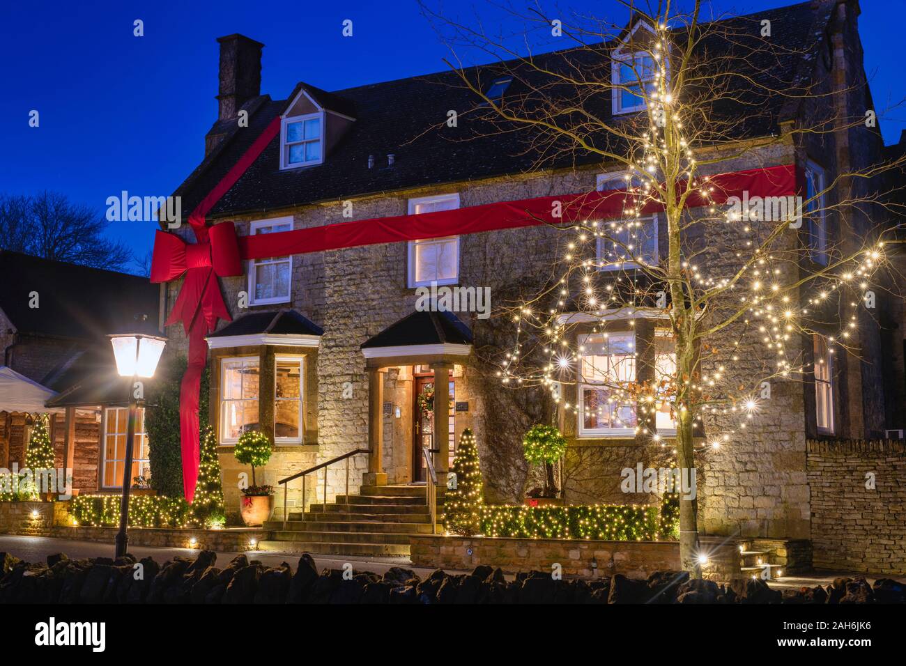 Dormy House Hotel & Spa red ribbon und Lichter frühe Weihnachten Morgen vor Sonnenaufgang. Hill Willersey, Broadway Cotswolds, Worcestershire, England Stockfoto