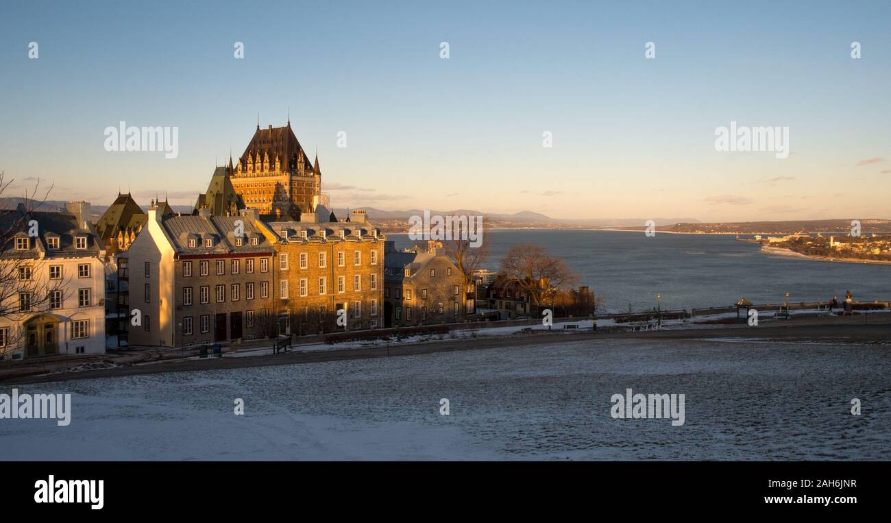 Die Quebecer Altstadt und die St. Lawrence River im Schnee Stockfoto
