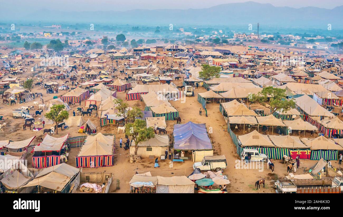 Luftaufnahme von einem nebligen Morgen bei der jährlichen Pushkar Camel Fair, wo festliche Zelte in der kuhhandel Abschnitt eingestellt sind. Rajasthan, Indien. Stockfoto