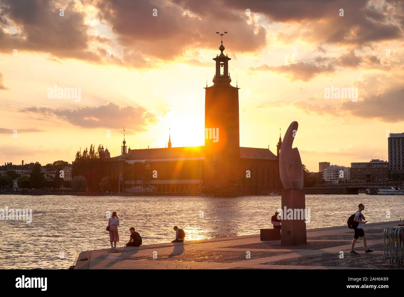 Sonnenuntergang am Hafen hinter dem Rathaus, Stockholm, Schweden Stockfoto