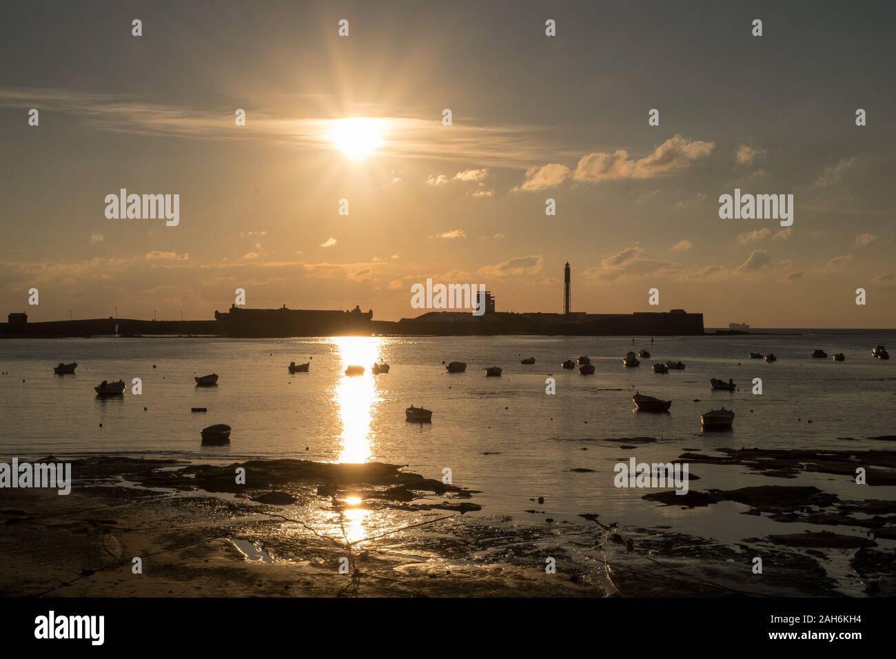 Hafen und Castillo de San Sebastián, Cádiz, Spanien bei Sonnenuntergang Stockfoto