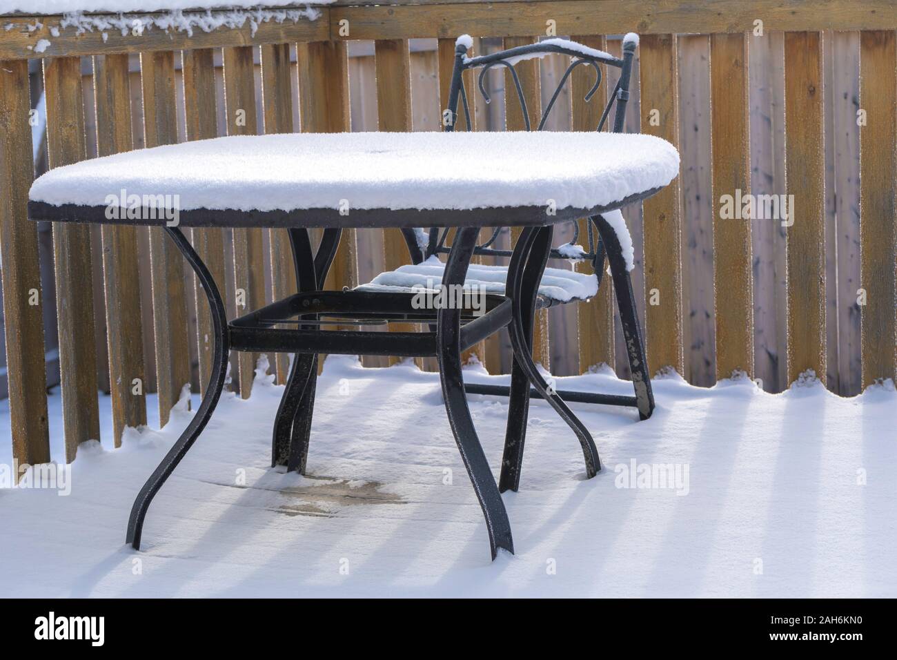 Stuhl und Tisch im Schnee nach dem Winter Schneesturm Stockfoto