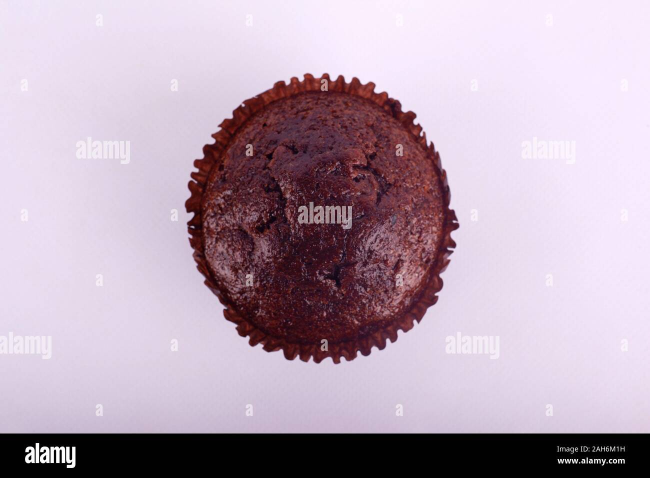 Chocolate muffin Kuchen auf einem grauen Hintergrund der Ansicht von oben. Stockfoto