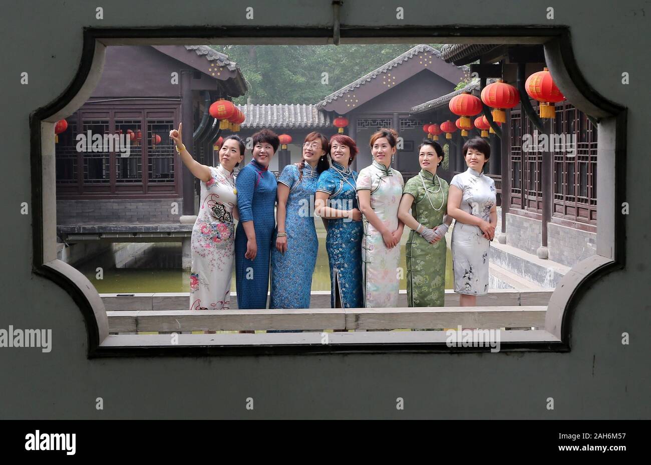 (191226) - Peking, 26. Dez., 2019 (Xinhua) - Liebhaber der Cheongsam, auch eine traditionelle chinesische Frauen Kleid Qipao bekannt, während einer Show auf der Renmin Park in Weifang, Provinz Shandong, China, 3. Mai 2015. Städtischen Parks in China bieten einfach für Leute, die zum Erholen und Entspannen. Außerdem ist China städtischen Parks verfügen über mehr weniger - Auswirkungen und Möglichkeiten, Spaß für Jung und Alt. Mit der Brise und Boote schwimmend in den Parks, genossen die Menschen tanzen, singen und Folklore Leistung von 1950er bis 1990er Jahre. Heute haben die Menschen mehr Auswahl von Ac Stockfoto