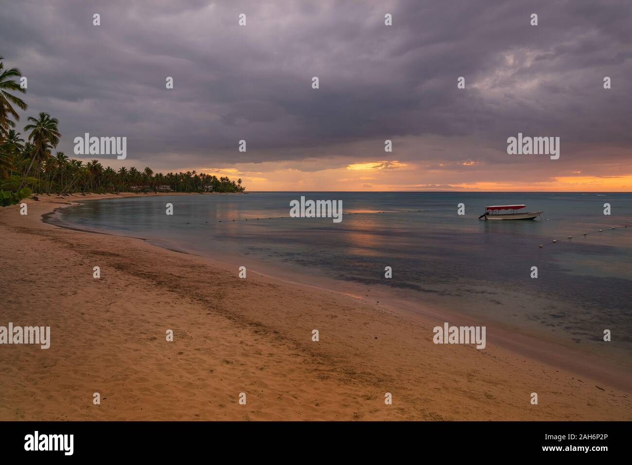 Las Terrenas Strand bei Sonnenuntergang, Halbinsel Samana. Dominikanische Republik Stockfoto