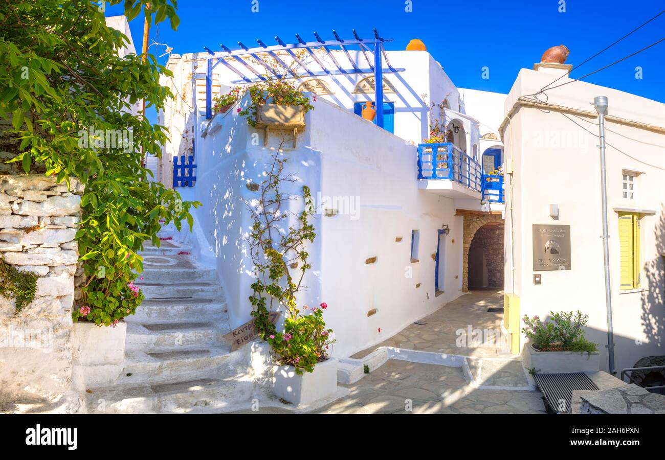 Enge Nachbarschaft Straßen und Gebäude in der alten traditionellen Dorf Tripotamos, Tinos, Griechenland. Stockfoto