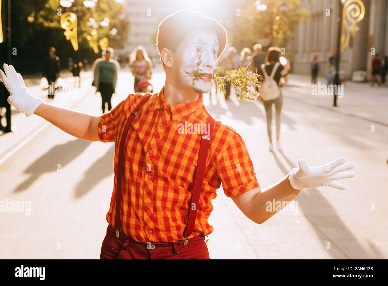 Clown auf der Straße wartet mit seiner Geliebten zu treffen Stockfoto