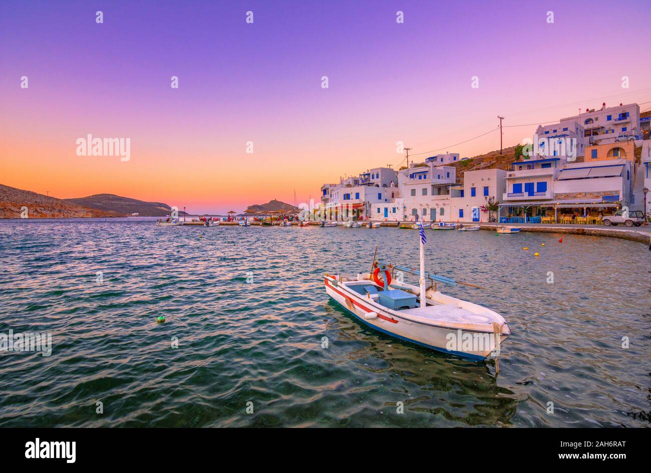 Die kleine ruhige alte Hafen des malerischen Panormos bei Sonnenuntergang, Insel Tinos, Griechenland. Stockfoto