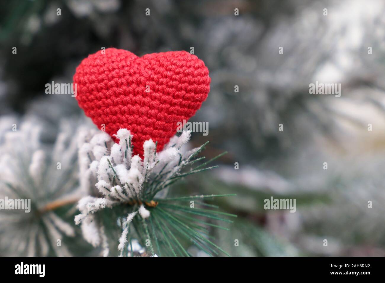 Rotes Herz Im Schnee Stockfotos Und Bilder Kaufen Alamy