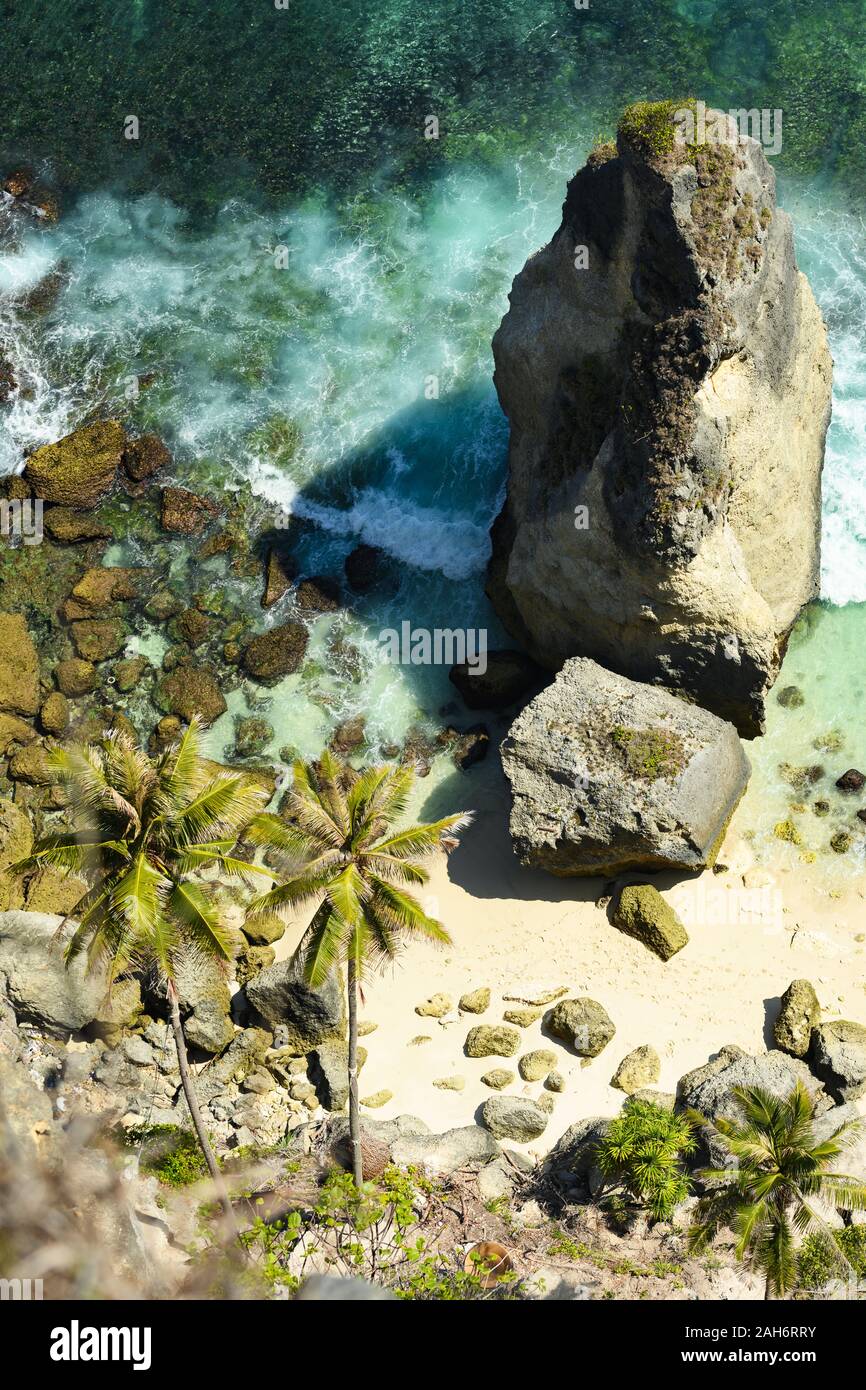 Ansicht von oben, atemberaubenden Blick auf die wunderschöne Diamond Beach gebadet vom türkisfarbenen Meer. Stockfoto