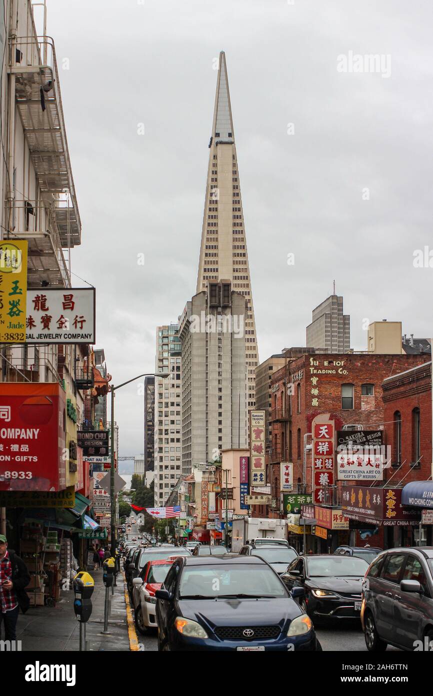 Transamerica Pyramid an einem regnerischen Tag von San Francisco Chinatown, Vereinigten Staaten von Amerika angesehen Stockfoto