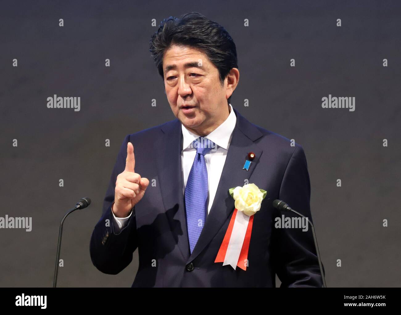 Tokio, Japan. 26 Dez, 2019. Der japanische Ministerpräsident Shinzo Abe liefert eine Rede auf einer jährlichen Tagung der Ratsmitglieder von Japans größten Business Group keidanren an der Keidanren Sitz in Tokio am Donnerstag, den 26. Dezember 2019. Credit: Yoshio Tsunoda/LBA/Alamy leben Nachrichten Stockfoto