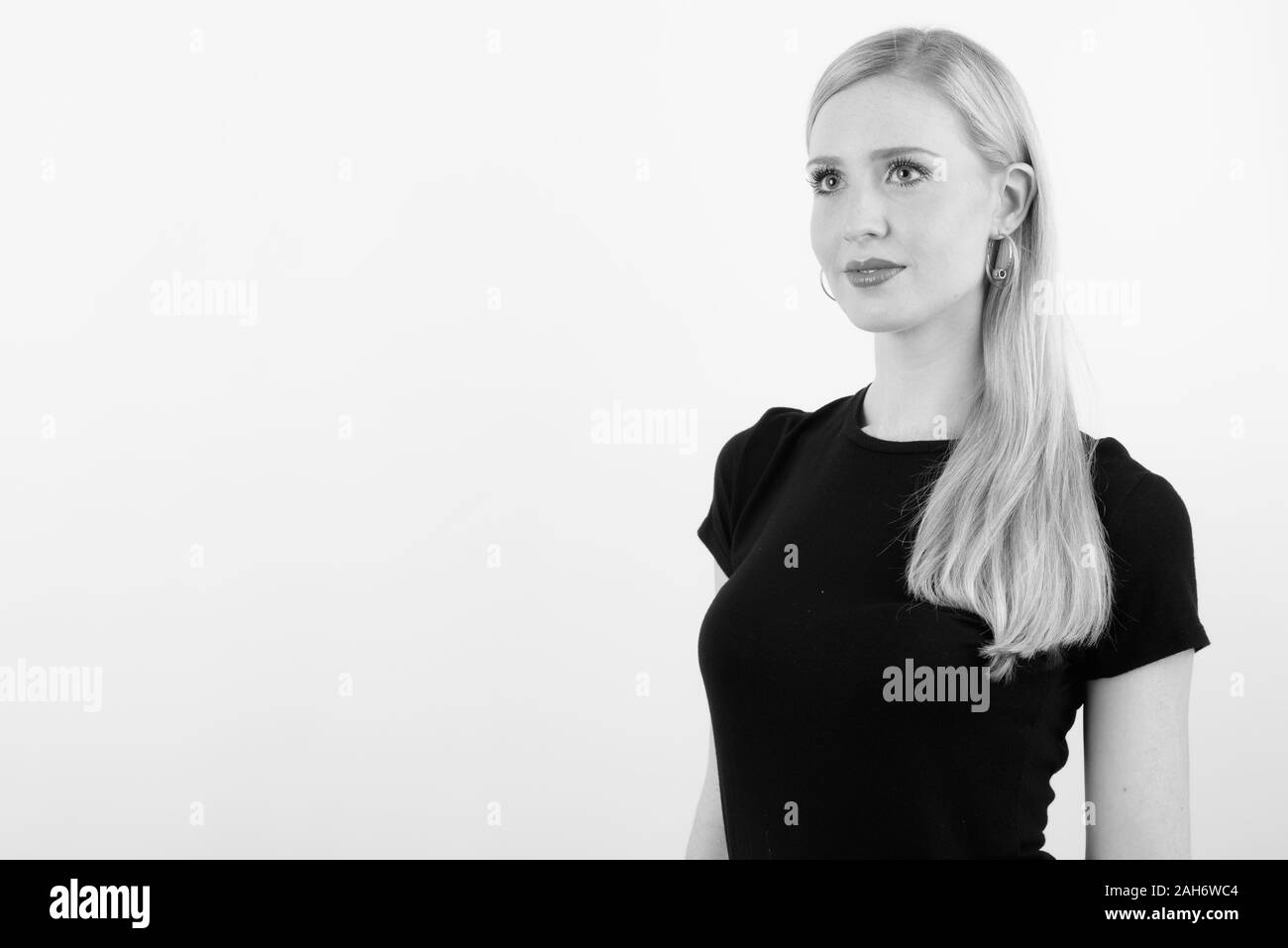 Junge schöne Frau mit blondem Haar vor weißem Hintergrund Stockfoto