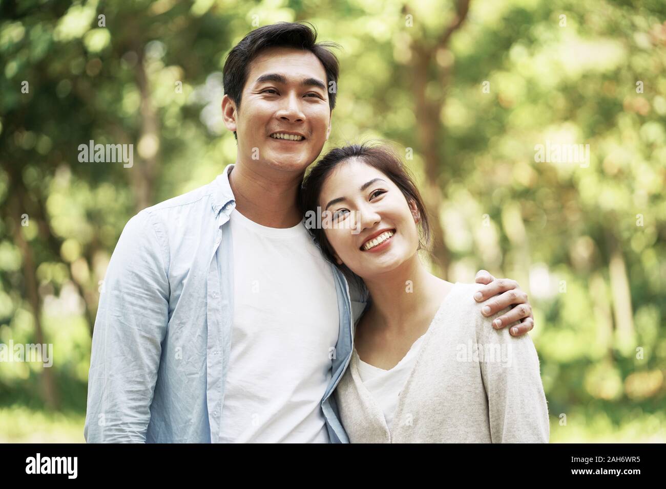 Lieben jungen asiatischen Paar Entspannung im Freien in Park Stockfoto