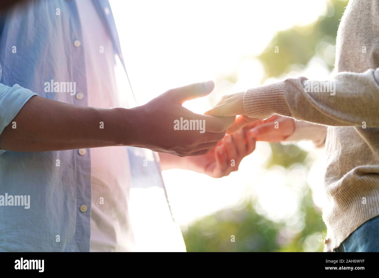 Jungen asiatischen Paar Liebhaber Hände halten im Freien Stockfoto