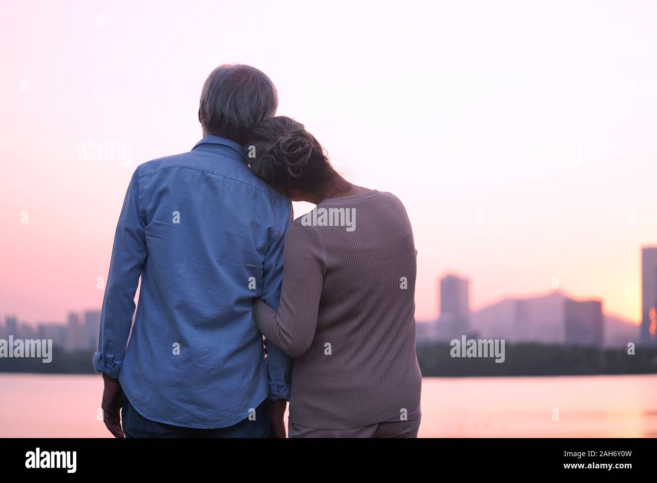 Ansicht der Rückseite des asiatischen alte Paar an der Skyline der Stadt über den Fluss suchen Stockfoto