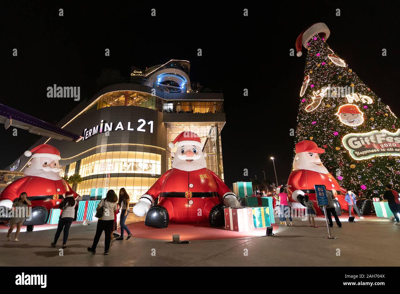 PATTAYA, THAILAND - Dezember 25, 2019: Menschen für Jahreszeiten Gruß vor Terminal 21 Shopping Center mit großen Santa Claus Doll genießen Stockfoto