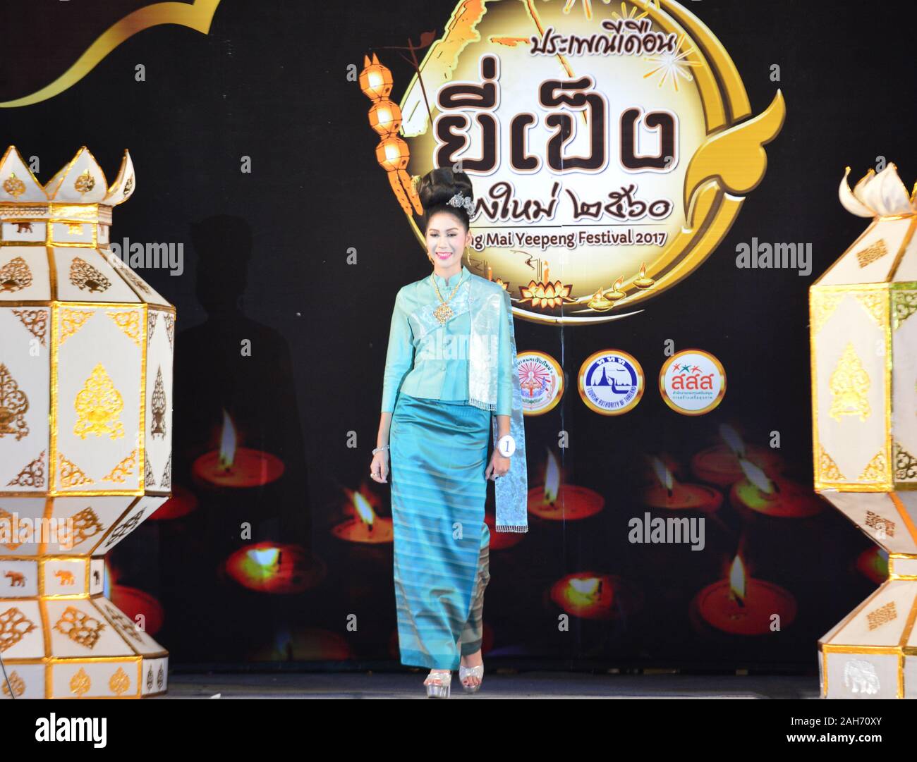 Thai-Frau nimmt an einem Schönheitswettbewerb während Yee Peng Festival in Chiang Mai, Thailand Stockfoto