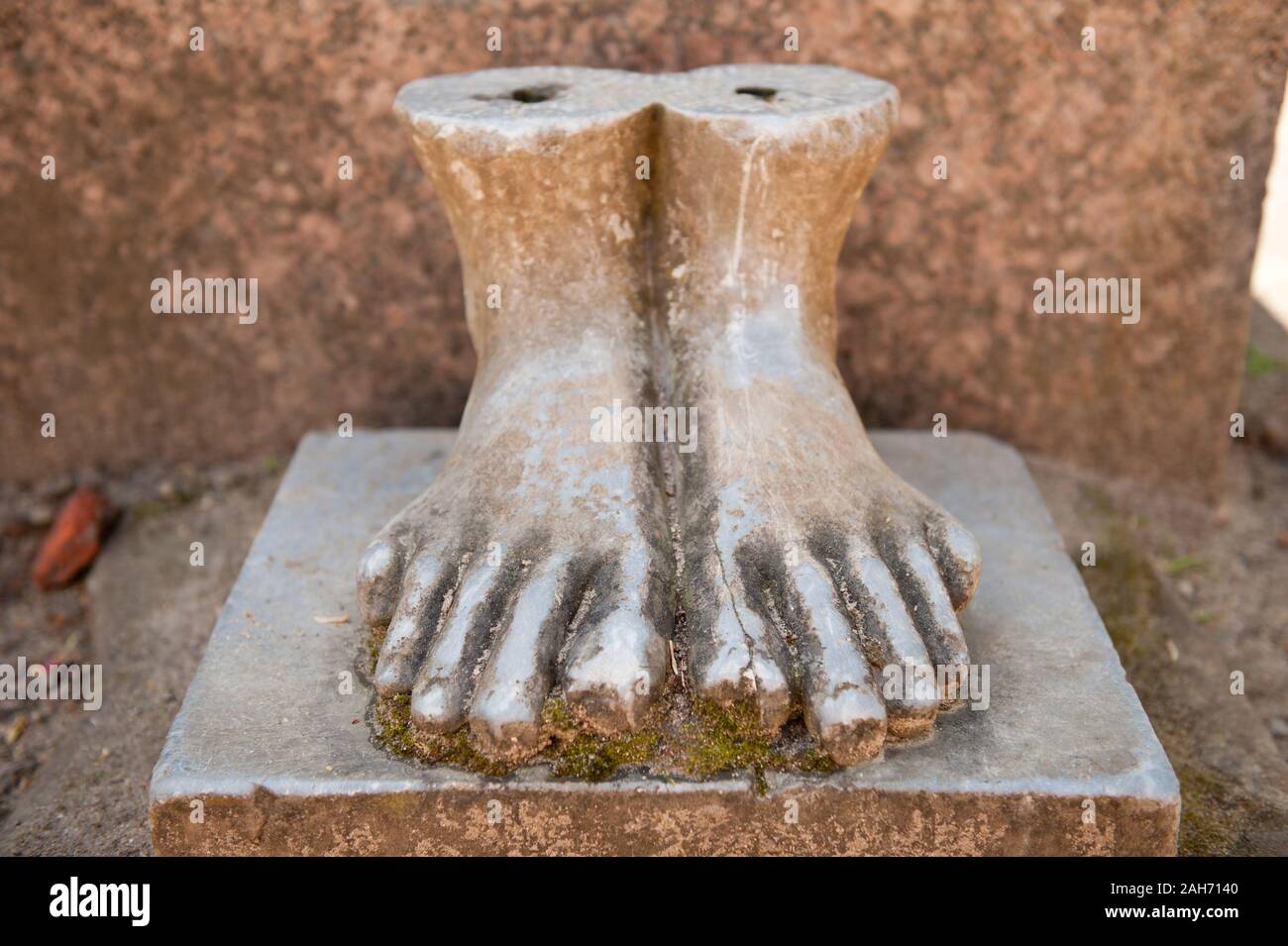 Denkmal der Füße Detail im barocken Garten in Nieborów in Polen, Europa, Ziergarten, Besuchen touristischer Destinationen, Sehenswürdigkeiten. Stockfoto