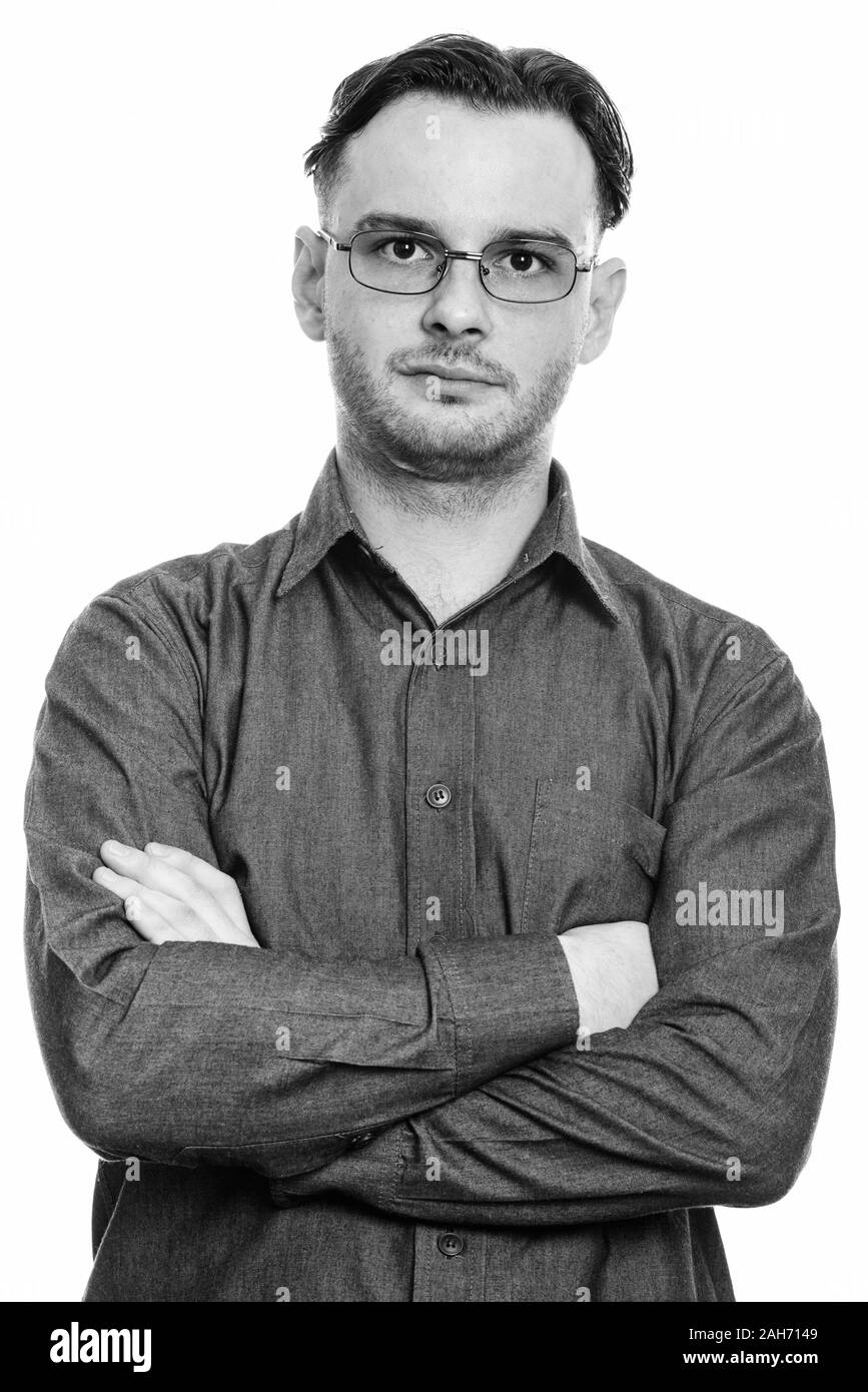 Nahaufnahme des formalen junger Mann Brille tragen mit gekreuzten Armen Stockfoto