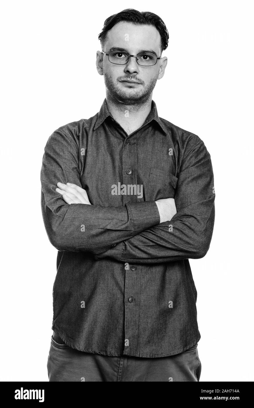 Studio shot der formalen junge Mann stand mit verschränkten Armen Stockfoto