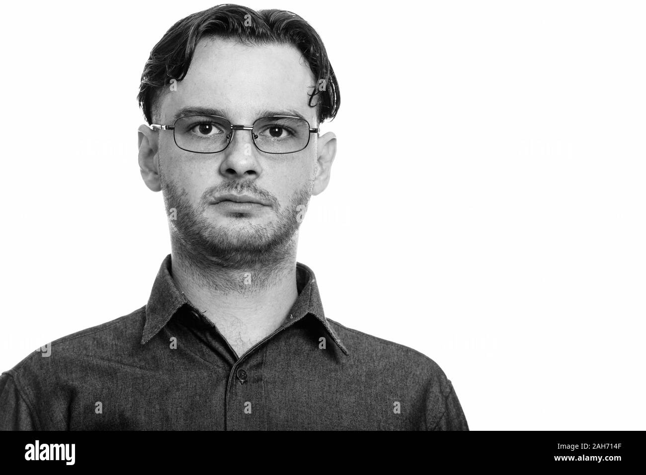 Studio shot der formalen junger Mann Brille tragen Stockfoto