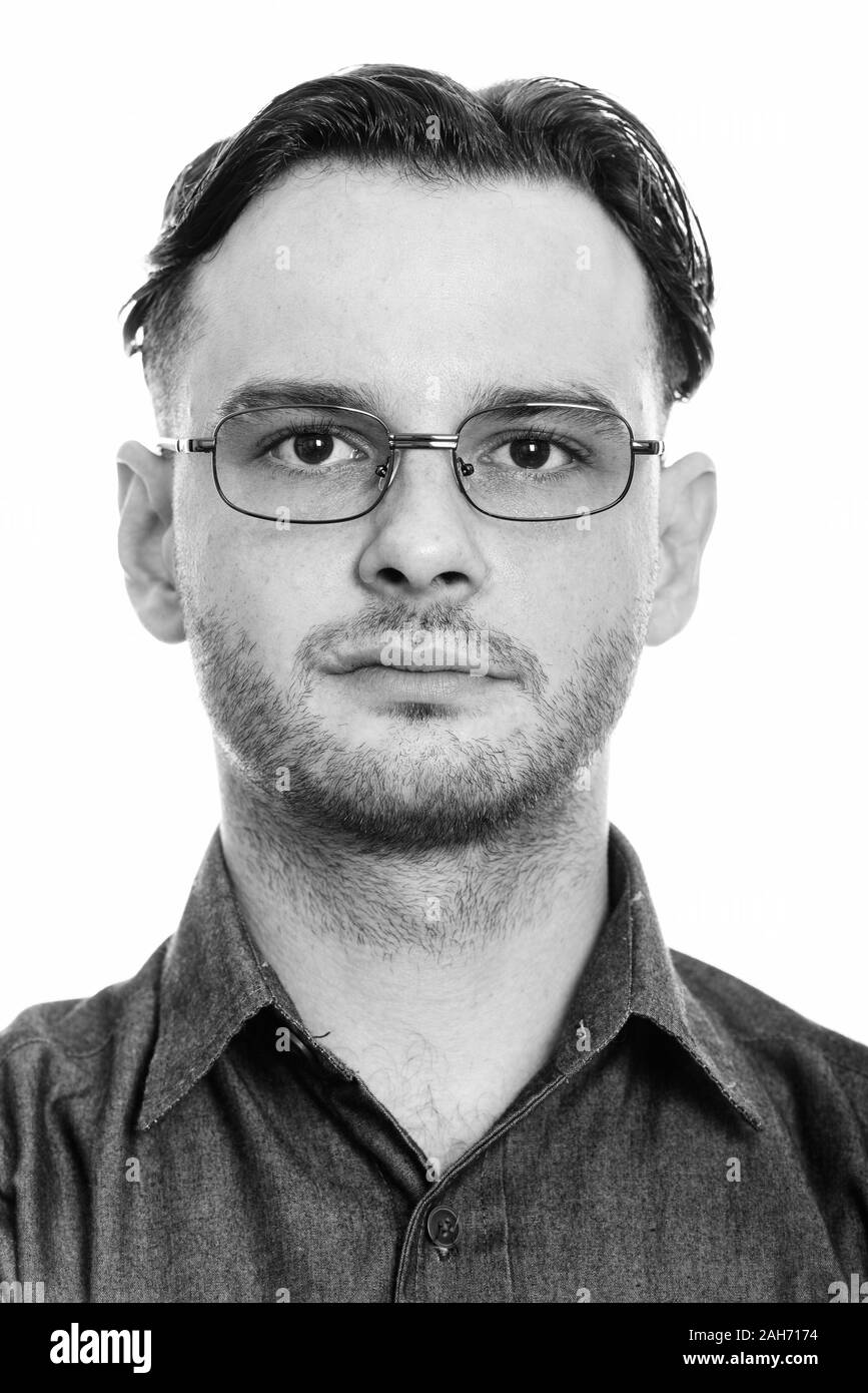 Angesichts der förmlichen jungen Mann mit Brille Stockfoto