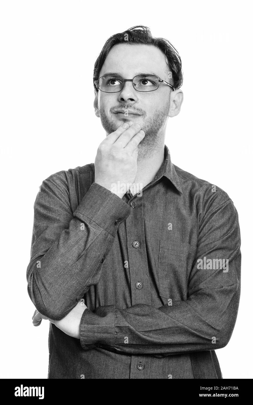 Studio shot der formalen jungen Mann denken beim Tragen von Brillen Stockfoto