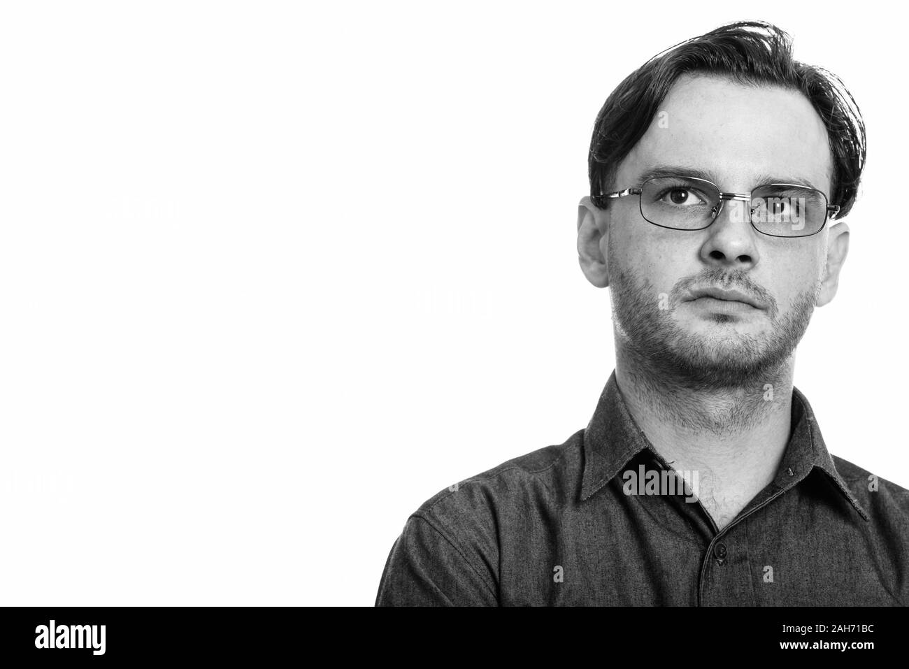Studio shot der formalen jungen Mann denken Stockfoto