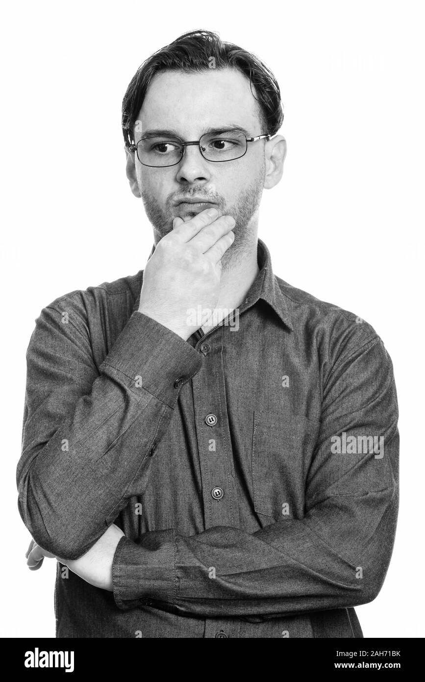 Studio shot der formalen jungen Mann denken beim Tragen von Brillen Stockfoto