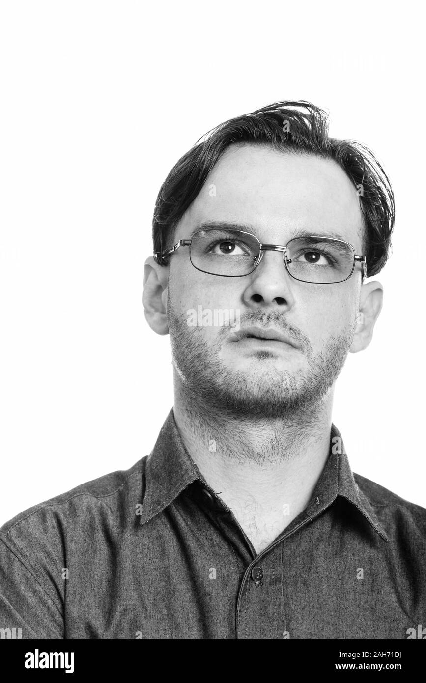 Angesichts der förmlichen jungen Mann denken beim Tragen von Brillen Stockfoto