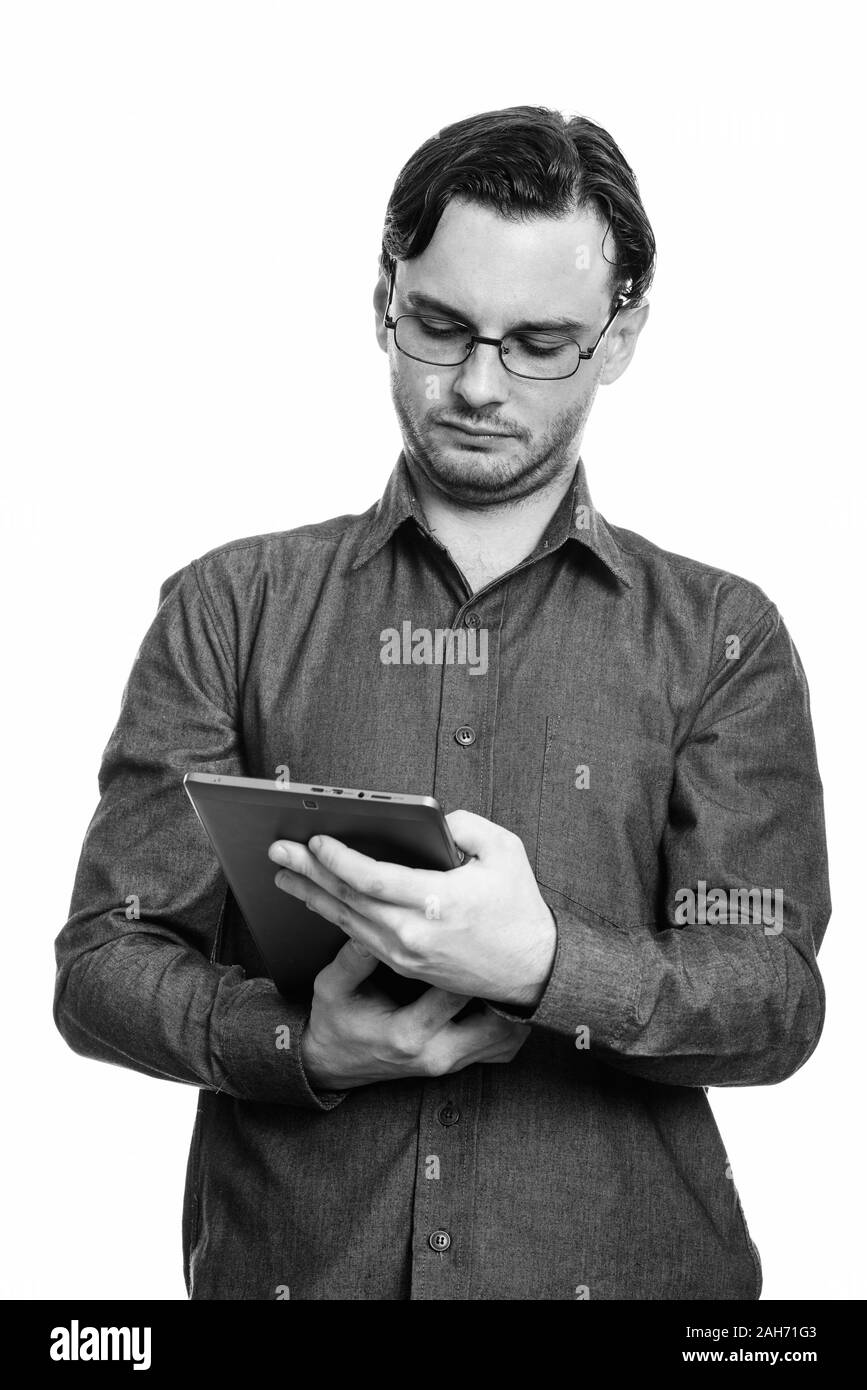 Studio shot der formalen junger Mann Brille tragen mit digitalen Tablet Stockfoto