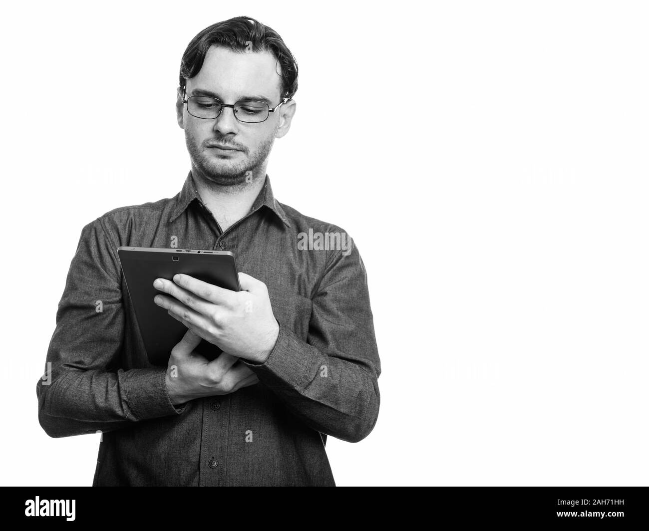 Studio shot der formalen Junge mit digitalen tablet Mann Stockfoto