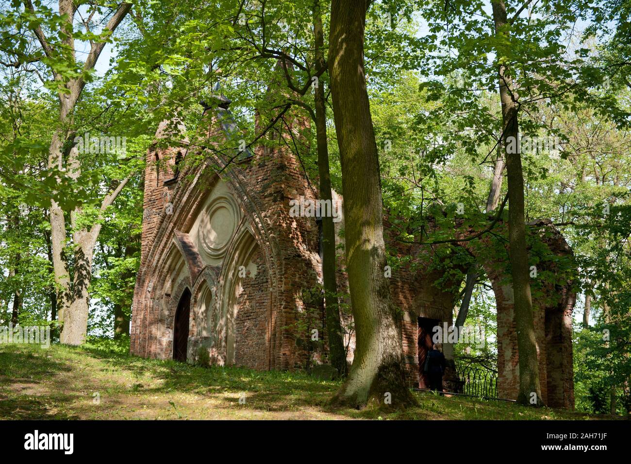 Kleine Gotische Haus Gebäude Exterieur im romantischen Park im Arkadia, Polen, Europa, rote Ziegel Architektur, Besuchen touristischer Reiseziele. Stockfoto