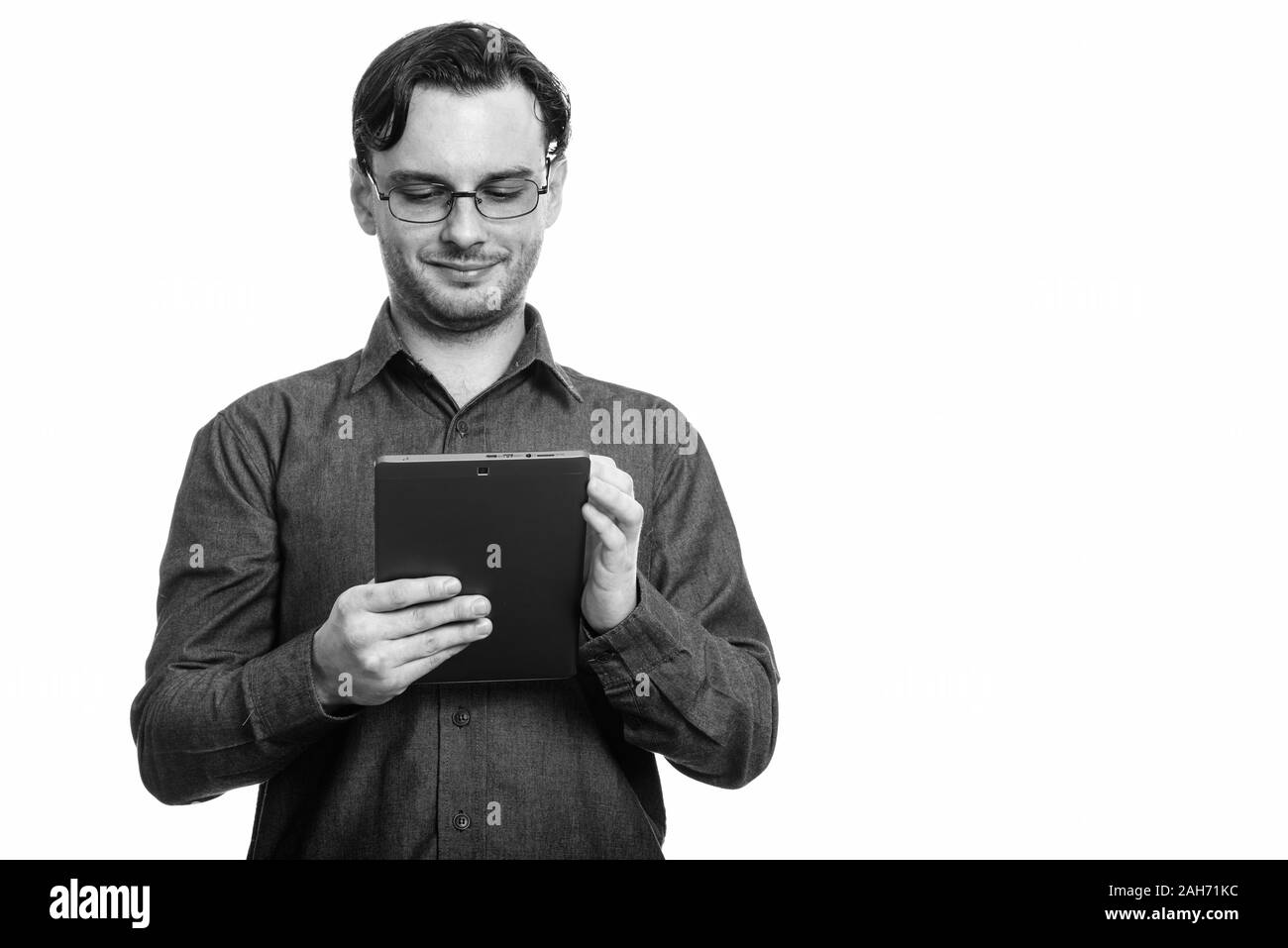 Studio shot der formalen Junge mit digitalen tablet Mann Stockfoto