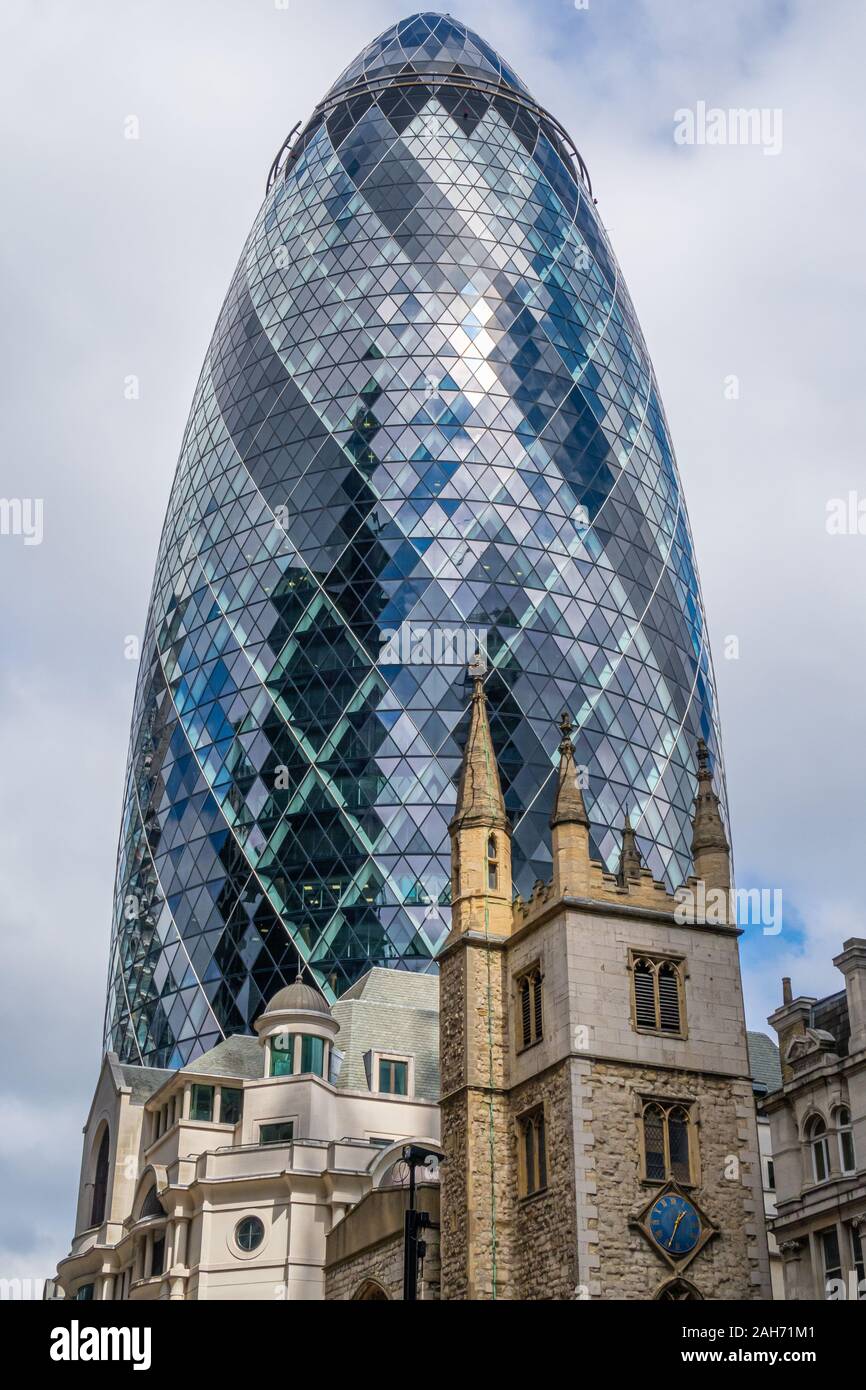 London, UK - August 8,2017: die London Wolkenkratzer wie The Gherkin im Gegensatz whit das alte Gebäude bekannt Stockfoto